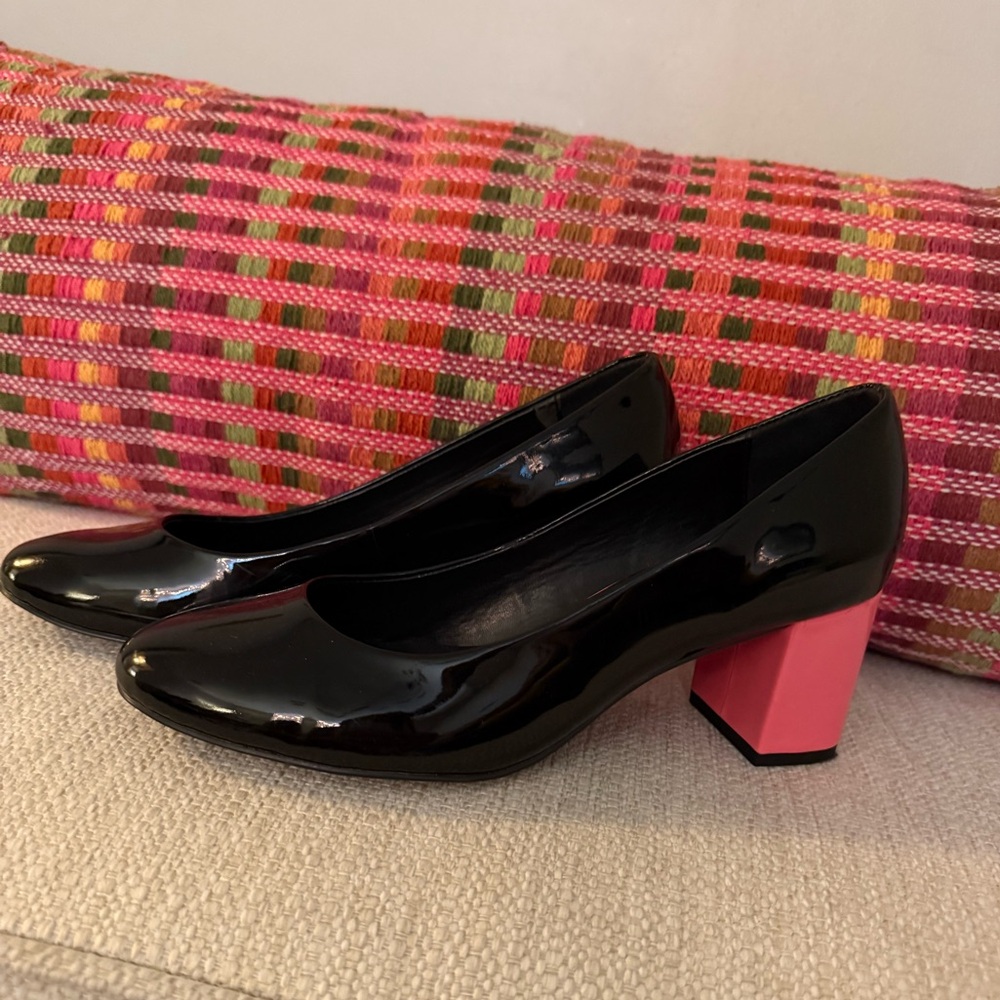 Isaac mizrahi Black patent shoe with Pink Block Heel Pumps